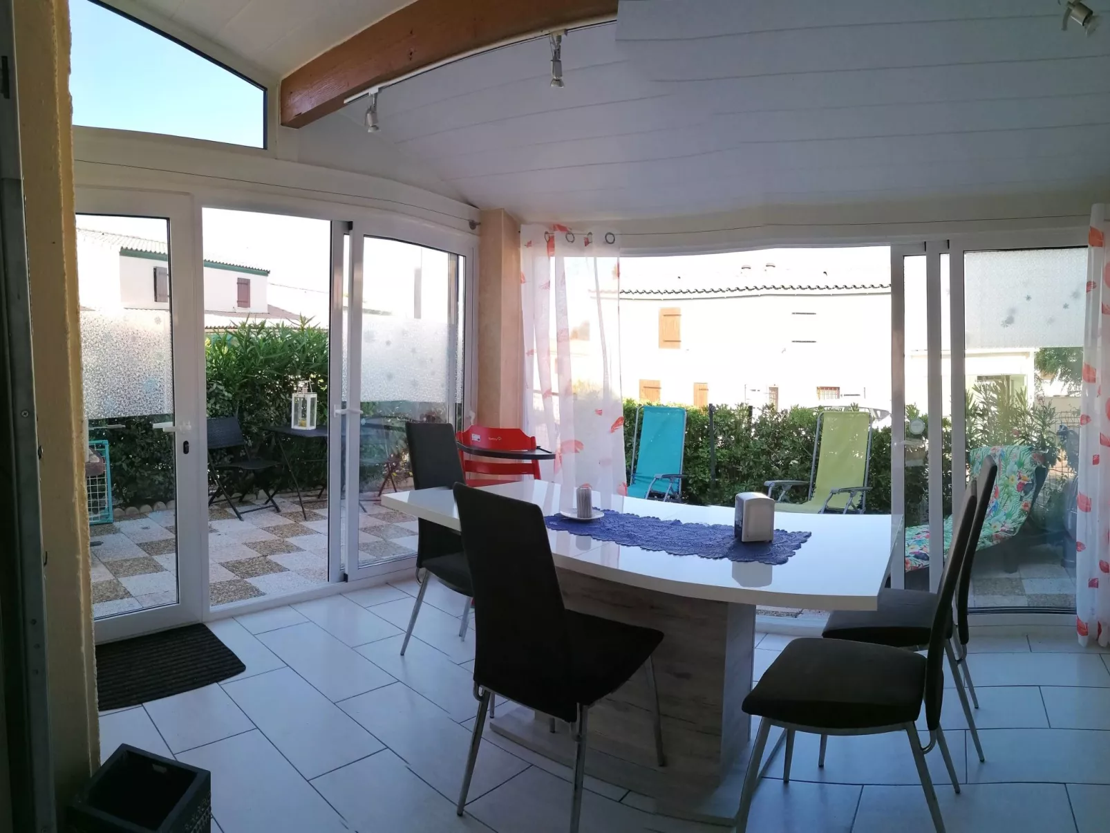 Maison Bleu - Inside