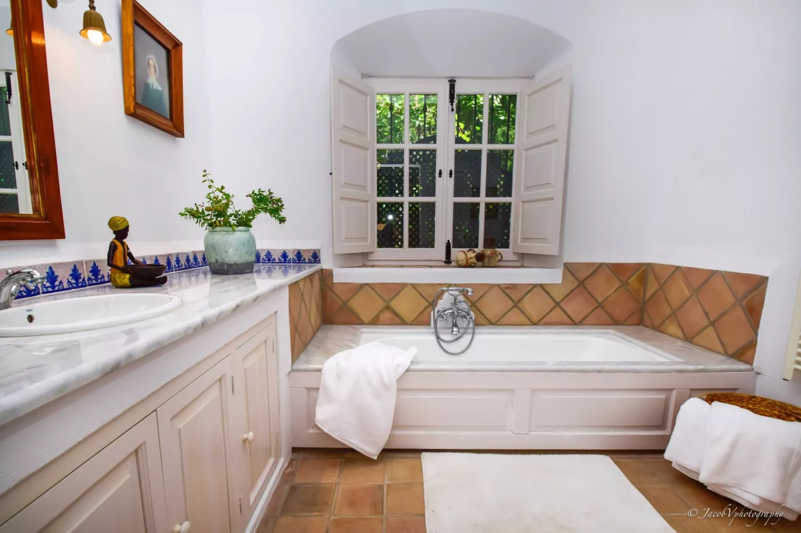 A Real Oasis in  Colonial style - Bathroom