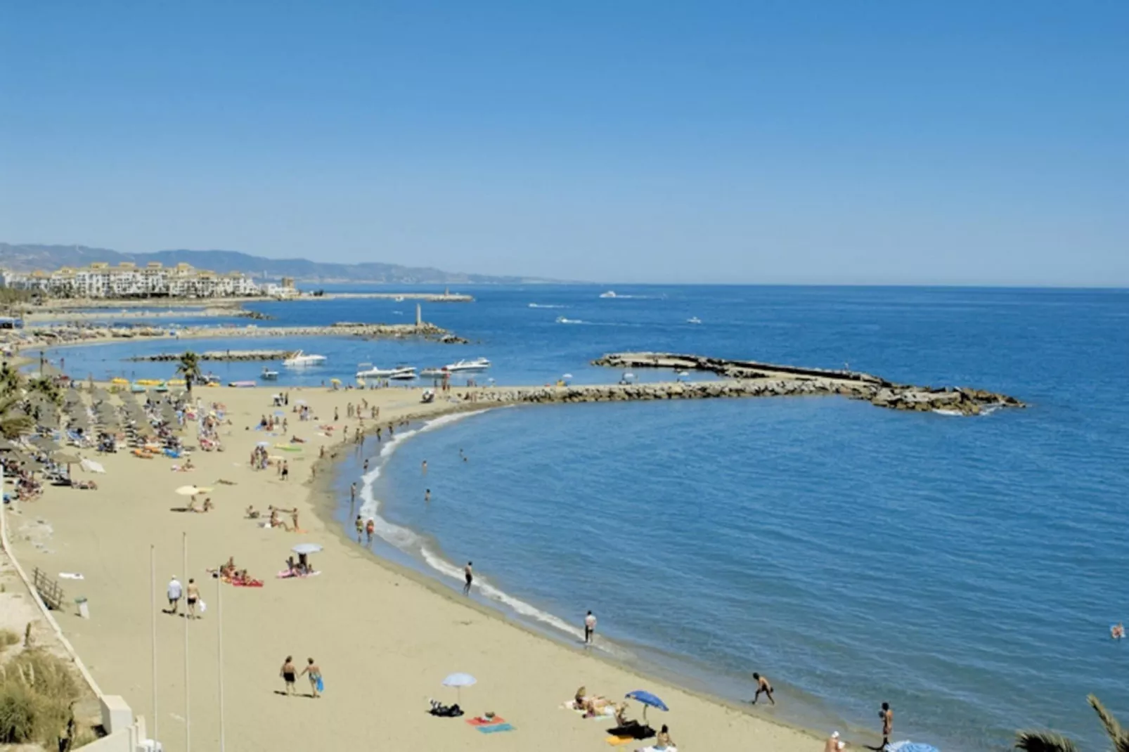 3-Bedroom Apartment with Sea & Mountain Views - Gebiete Sommer 20 km