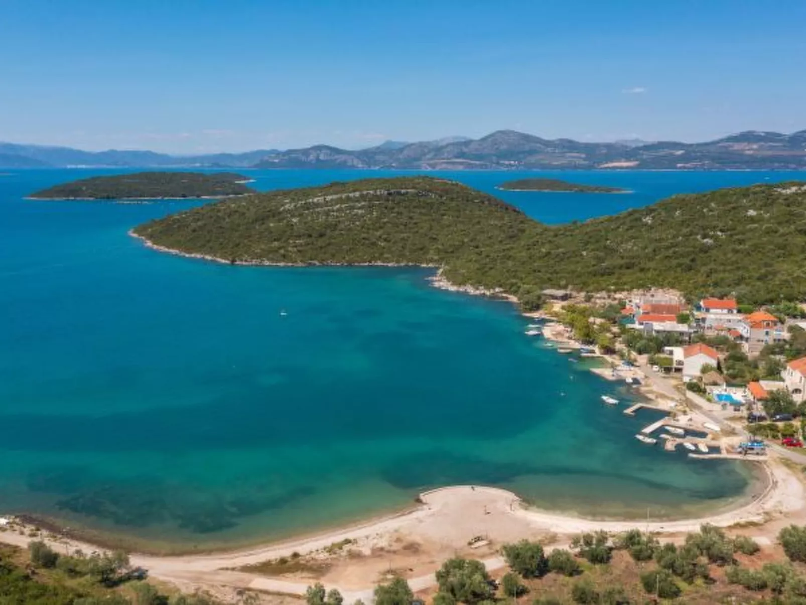 Beachfront Apartment house Hon with pool - Dehors