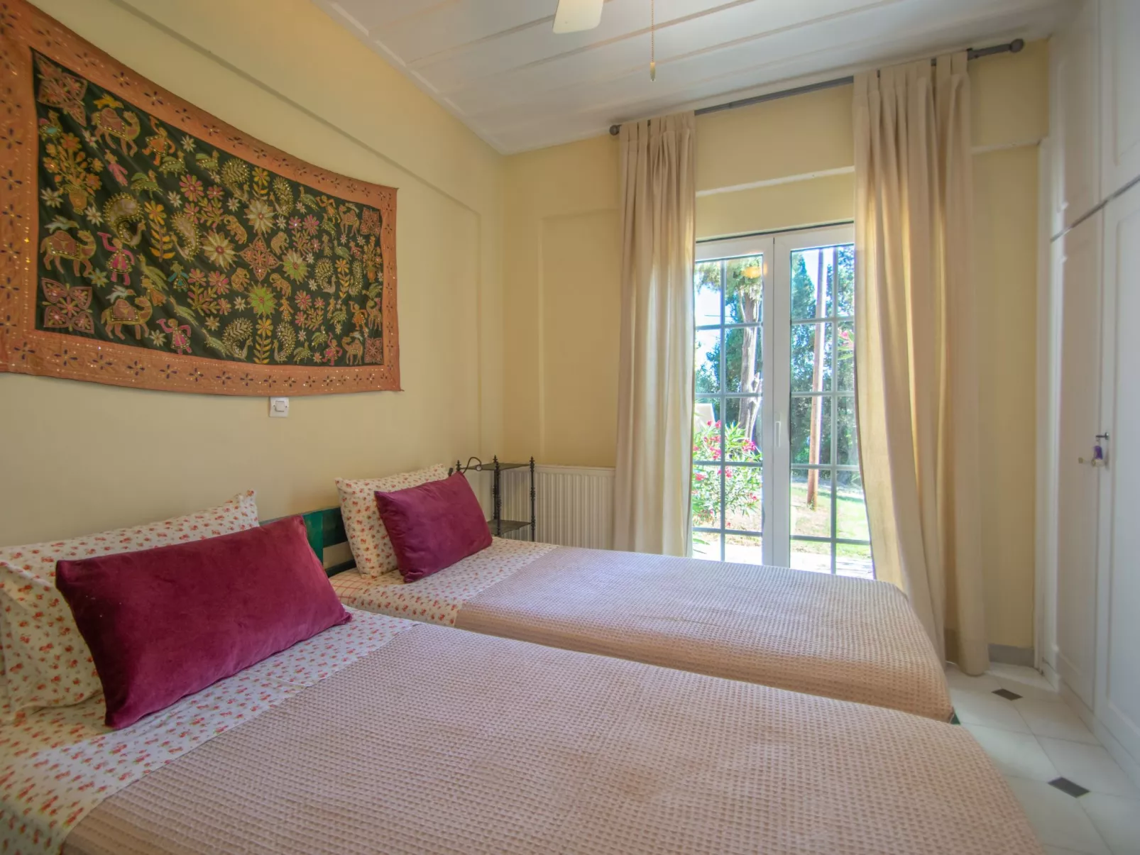 Anwesen mit Garten, Grill und Terrasse - Drinnen