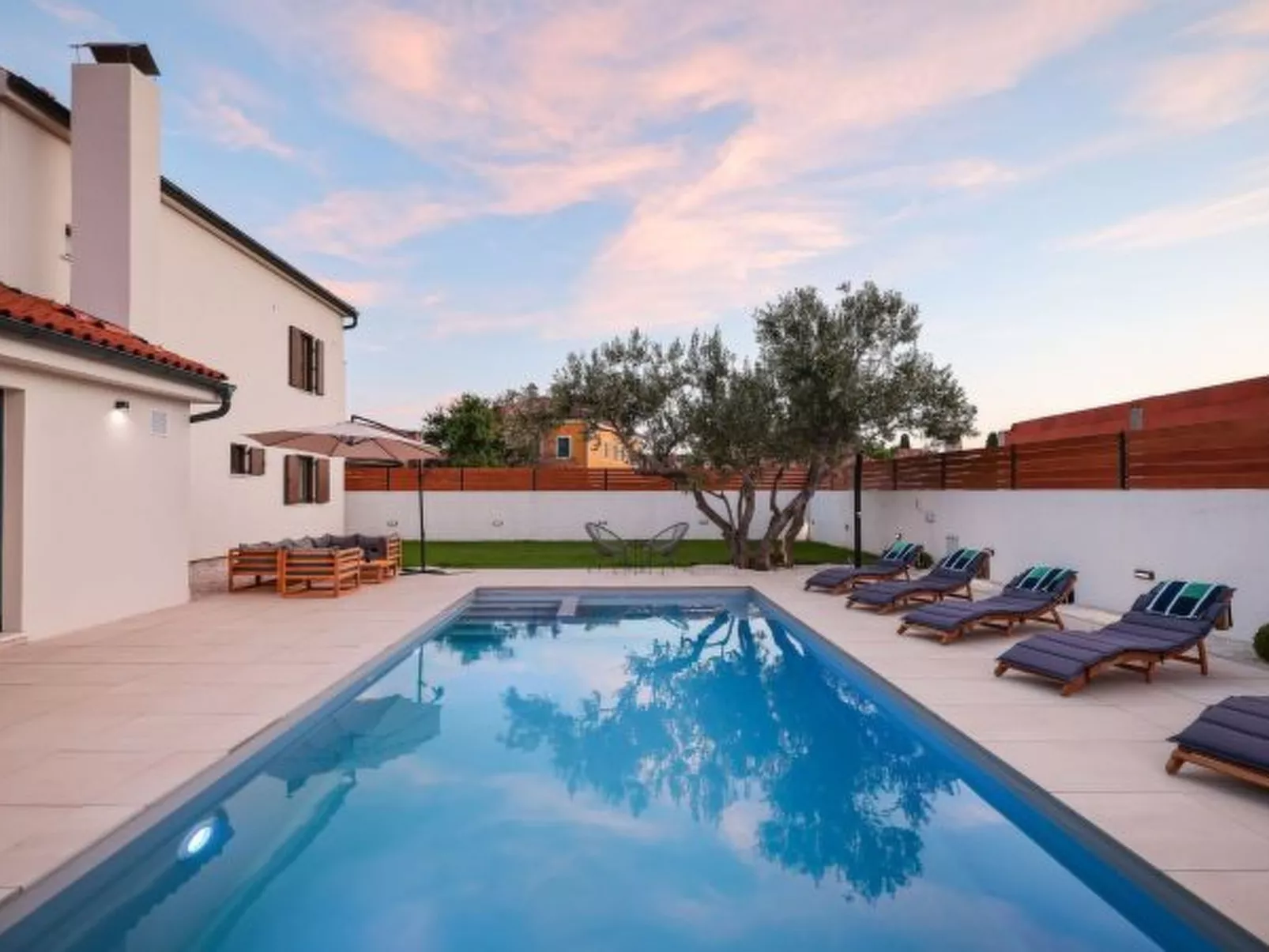 Villa Marta with heated pool and traditional taver - Image-tags.info