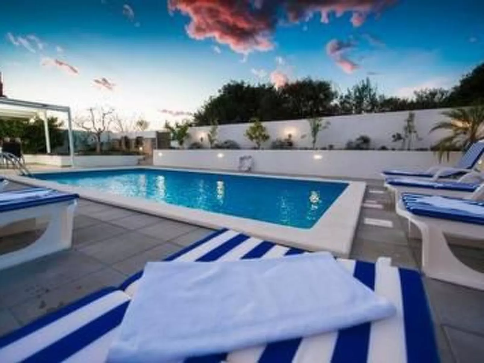 VILLA ENI mit Pool - Image-tags.info
