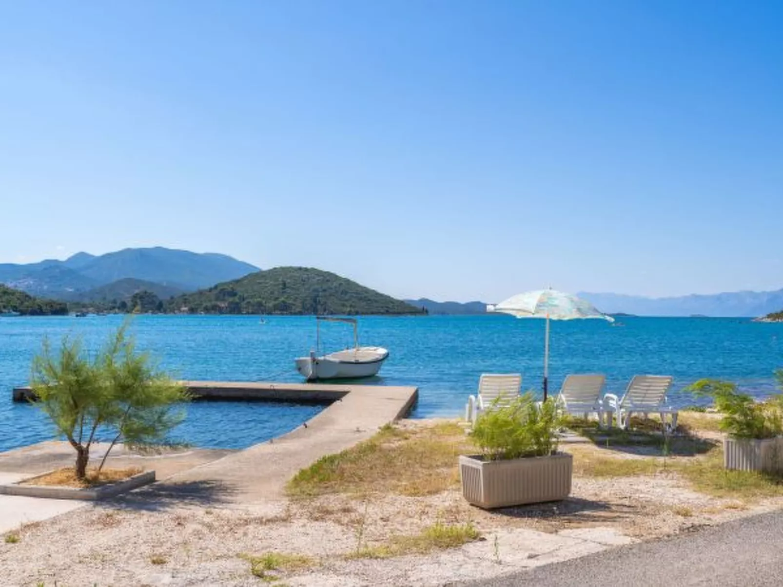 Beachfront Apartment house Hon with pool - Dehors