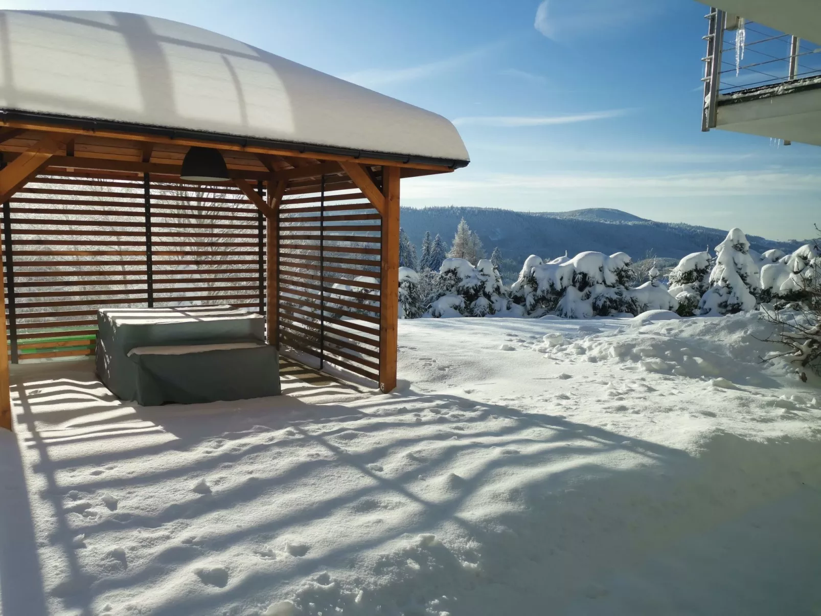 In den Bergen, Villa mit Panoramaterrasse - Draußen