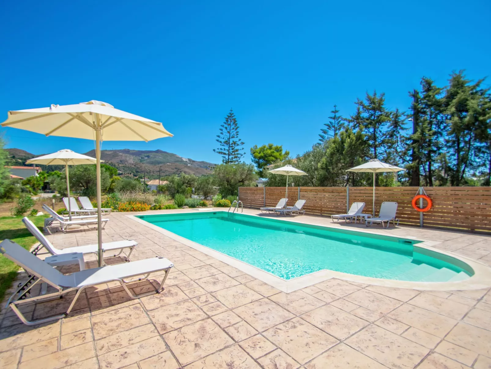 Anwesen mit Garten, Grill und Terrasse - Draußen