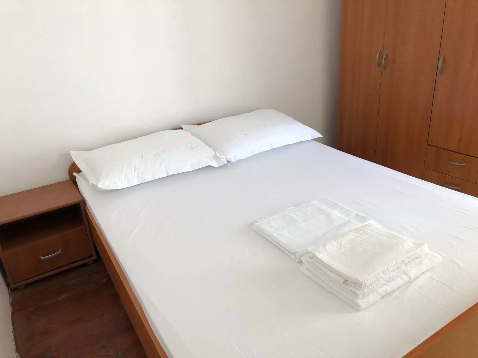 Weißes Haus Robinson mit BBQ und Terrasse - Image-tags.info