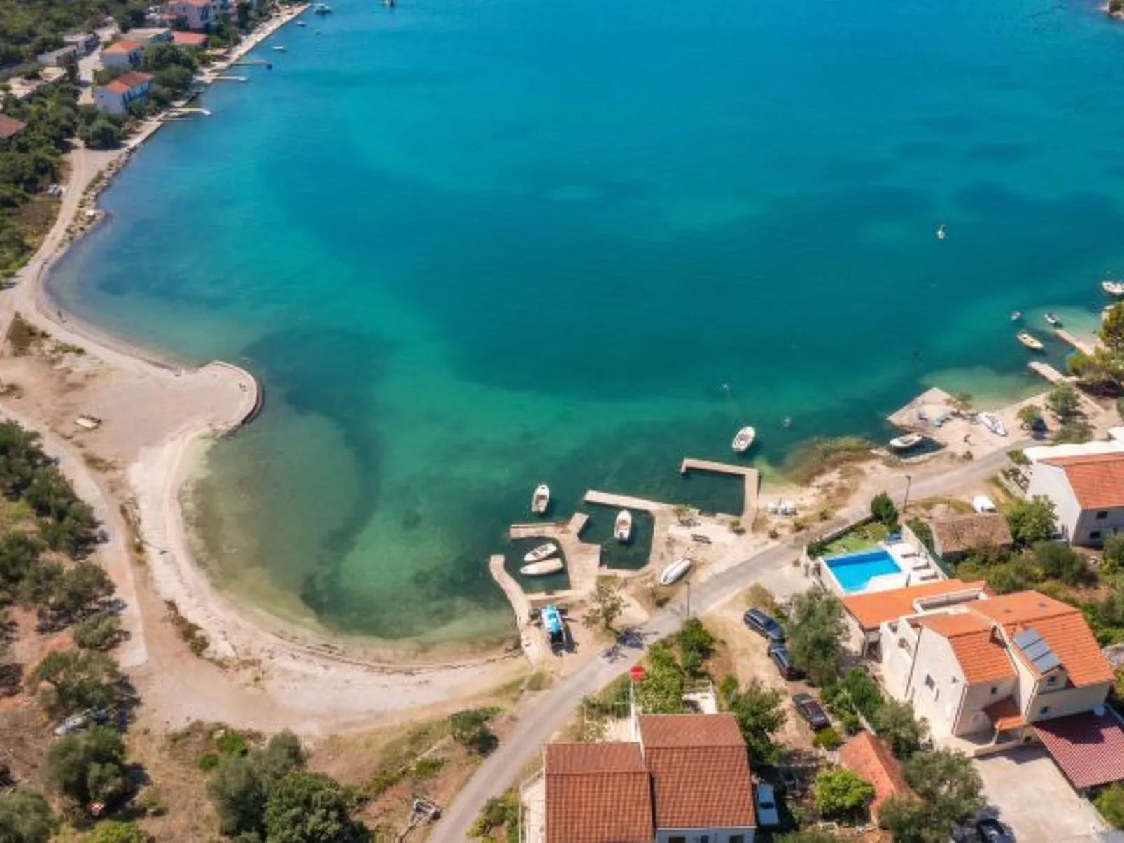 Beachfront Apartment house Hon with pool - Dehors