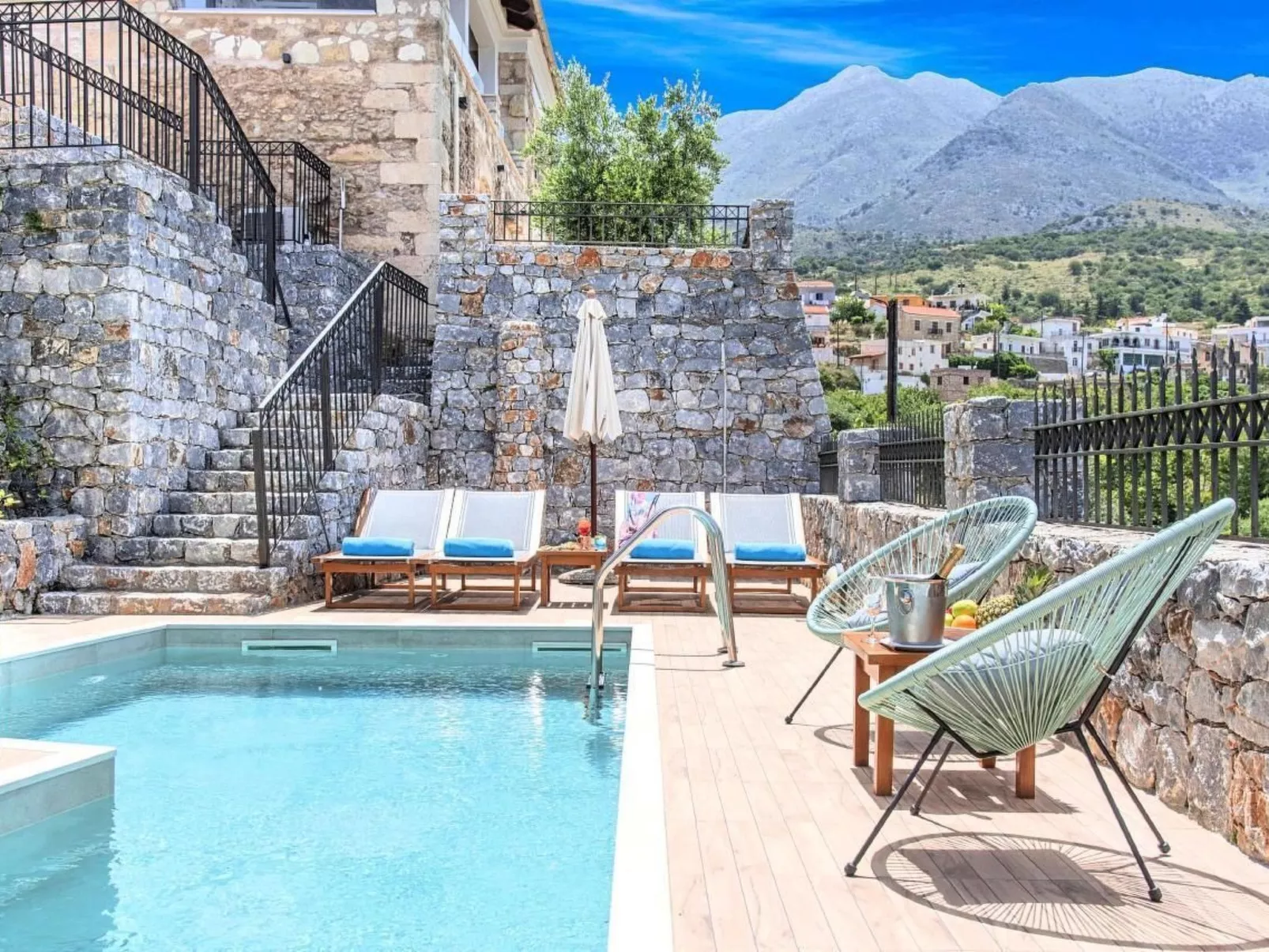 "Acrothea Villa Beheizter Pool" - Draußen