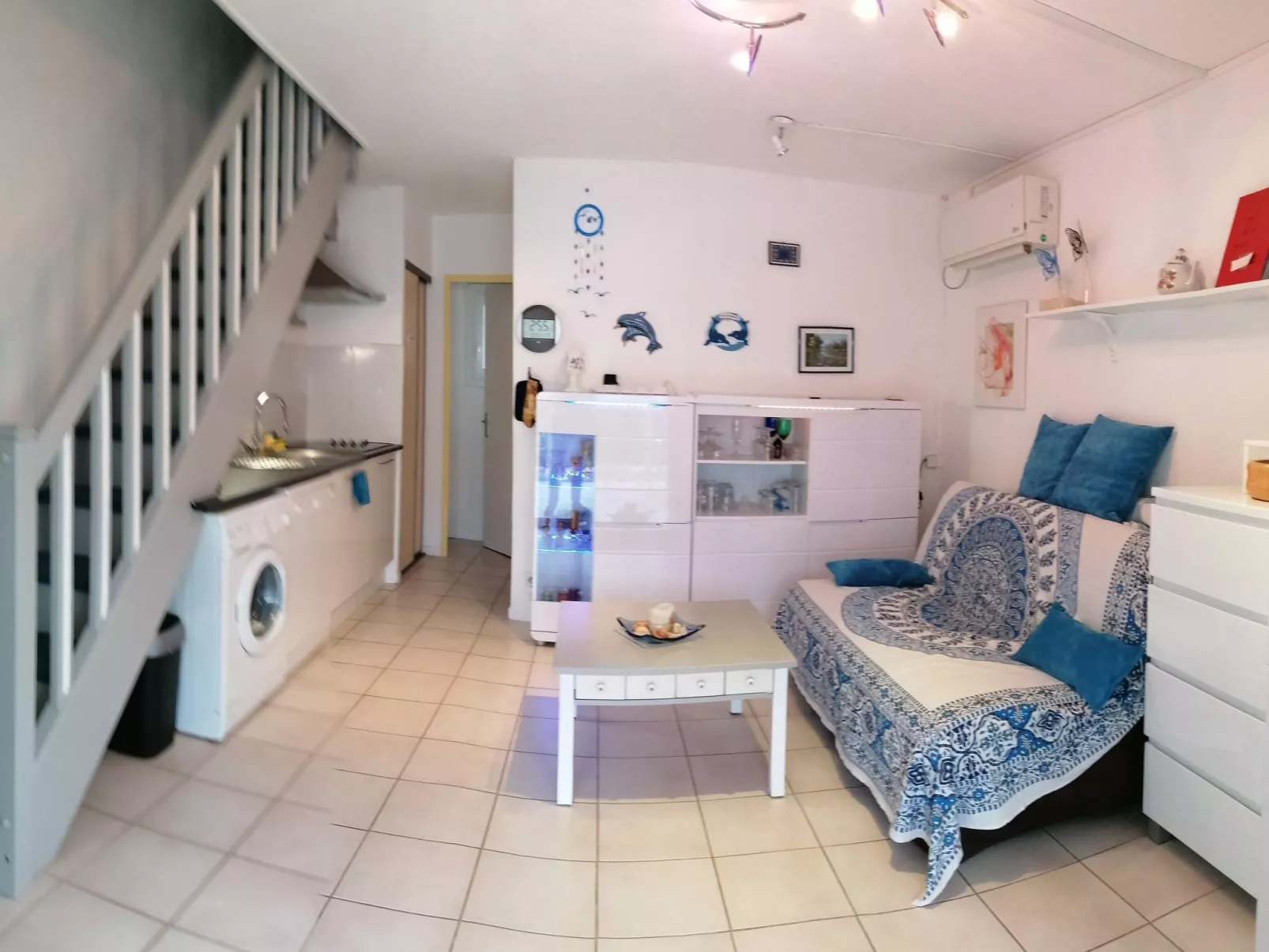 Maison Bleu - Inside