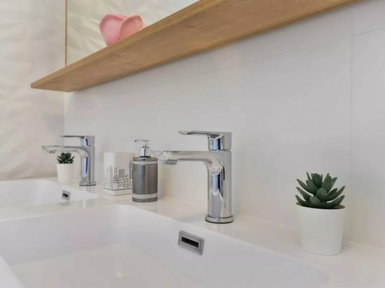 Villa First Hill with heated pool - Image-tags.info