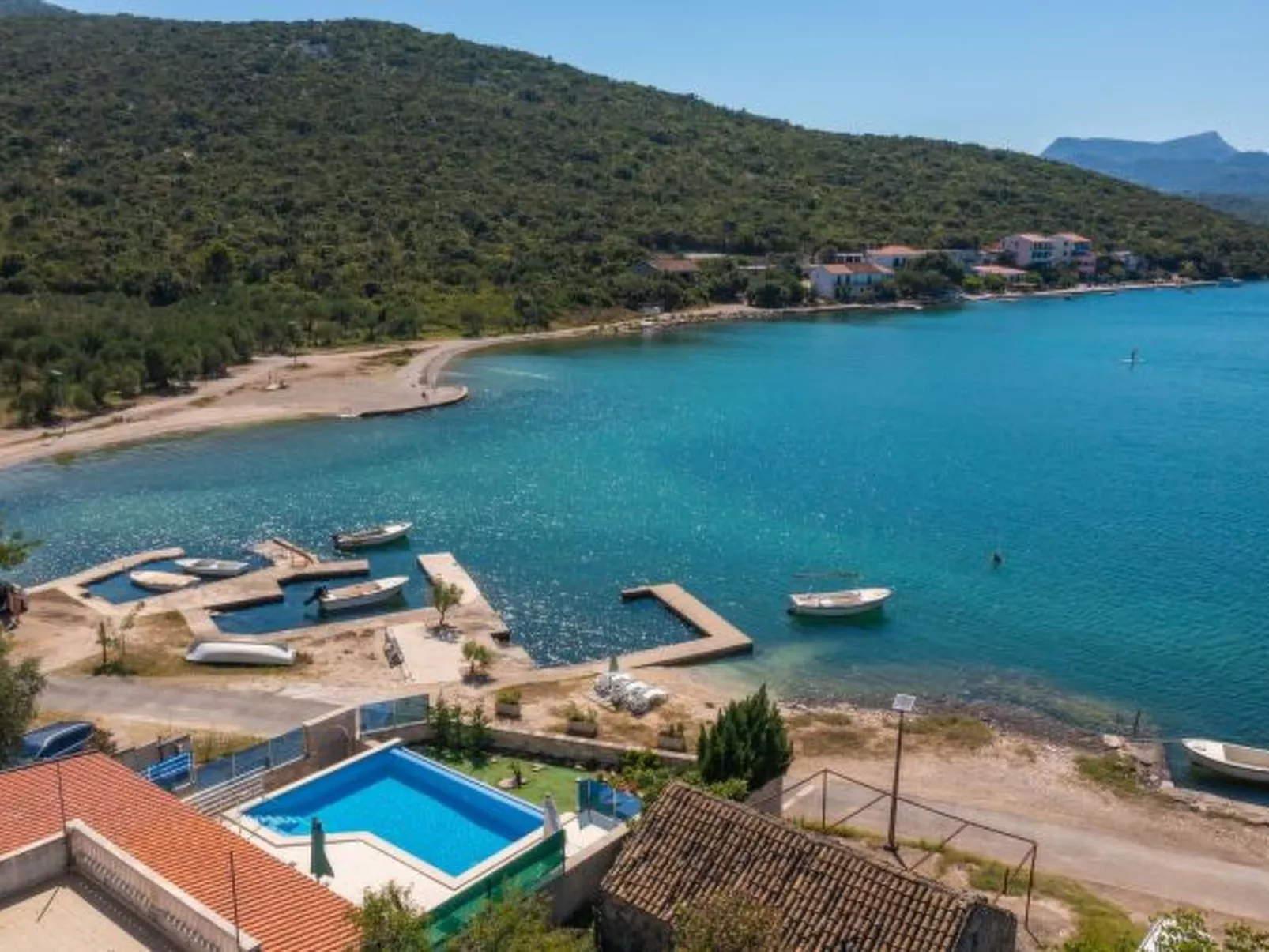 Beachfront Apartment house Hon with pool - Dehors