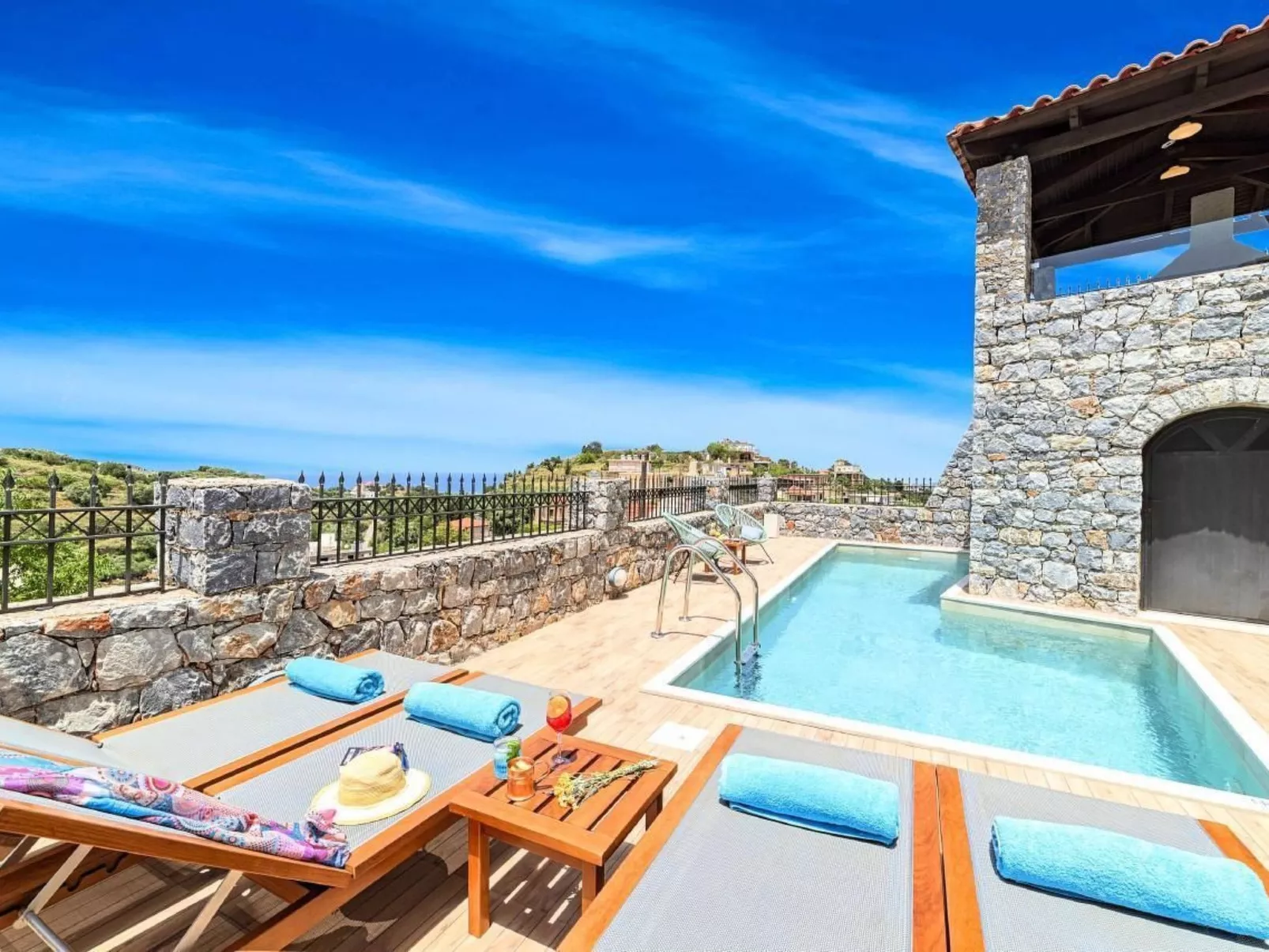 "Acrothea Villa Beheizter Pool" - Drinnen