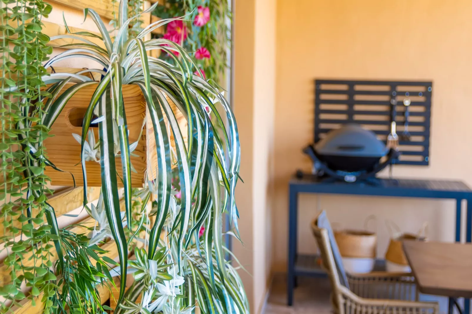 3-Bedroom Apartment with Sea & Mountain Views - Ambiente