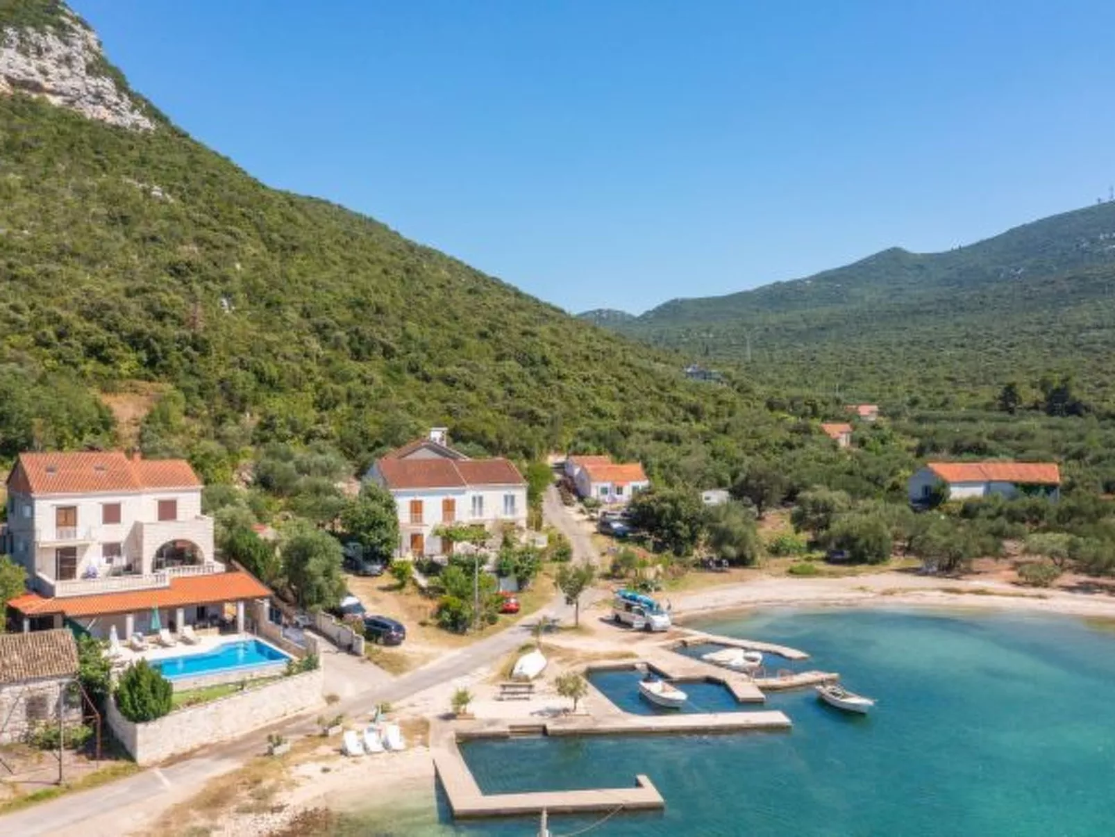 Beachfront Apartment house Hon with pool - Dedans