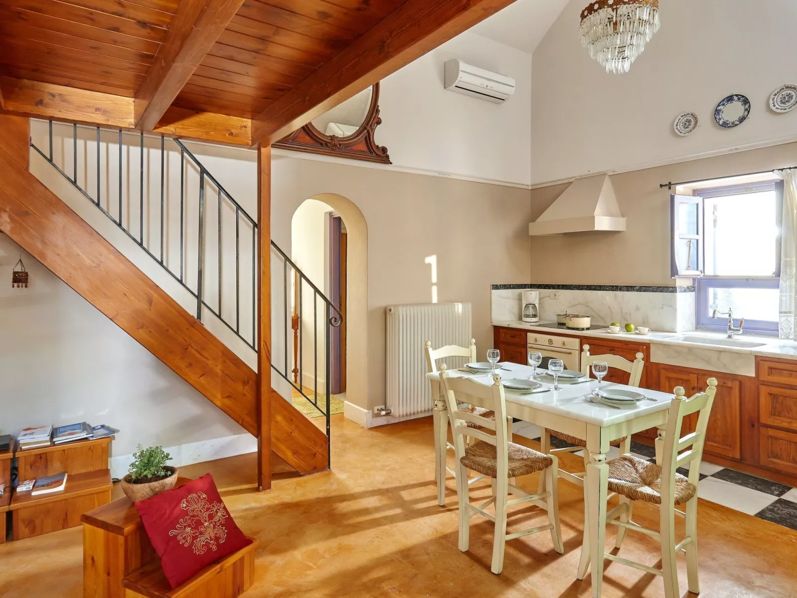 Traditionelle Natursteinvilla mit tollem Meerblick - Drinnen