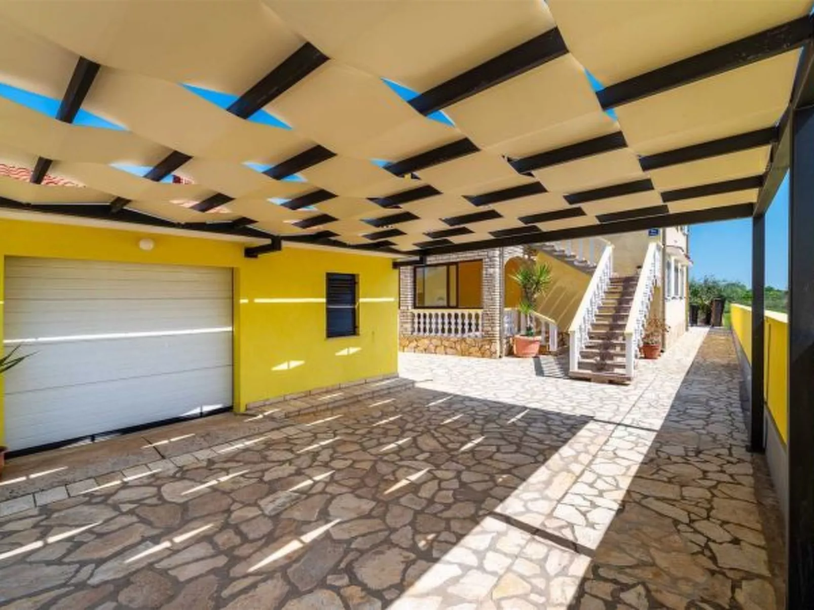 Apartment house Simoni with pool - Image-tags.info