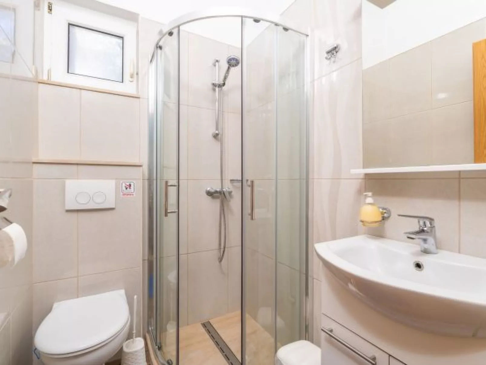 Beachfront Apartment house Hon with pool - Dedans