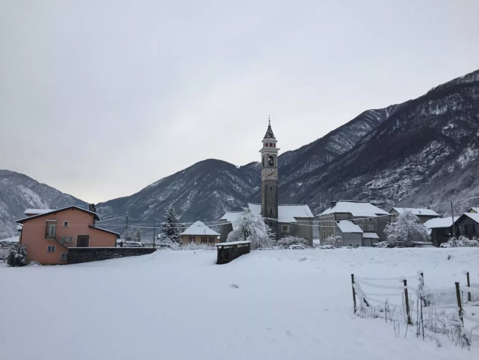 Rustico di vacanza nel nucleo di Moghegno - Draußen