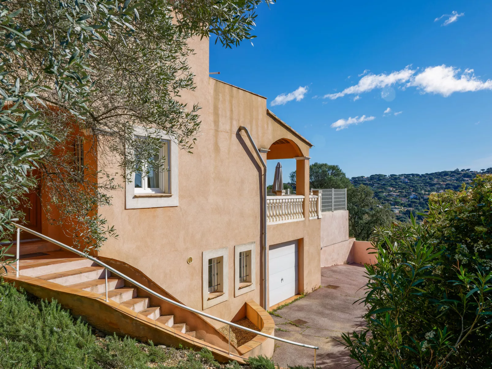 La Figuière - Outside