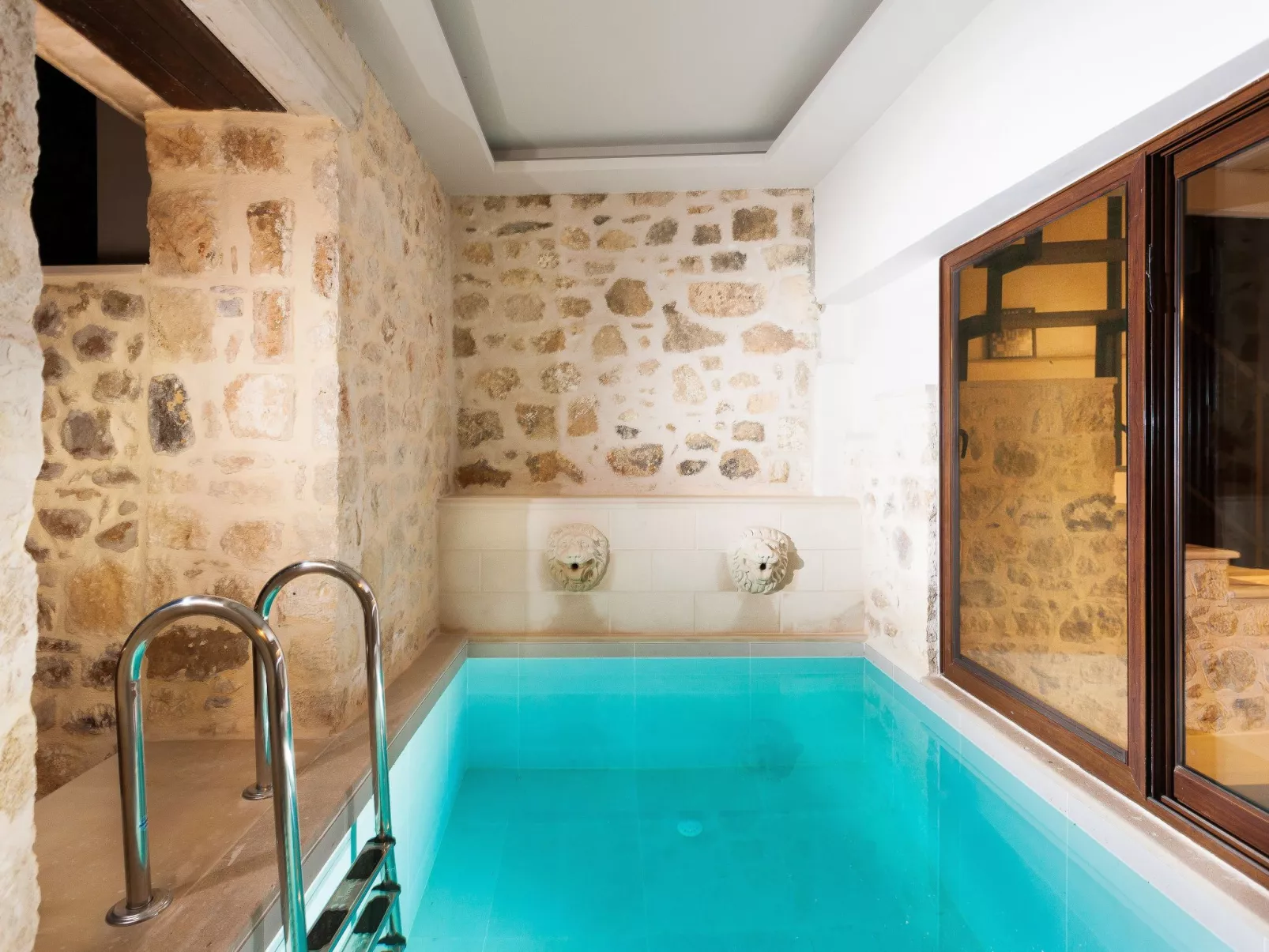 Ali Vafi's Villa - Beheizter Jacuzzi und Innenpool - Inside