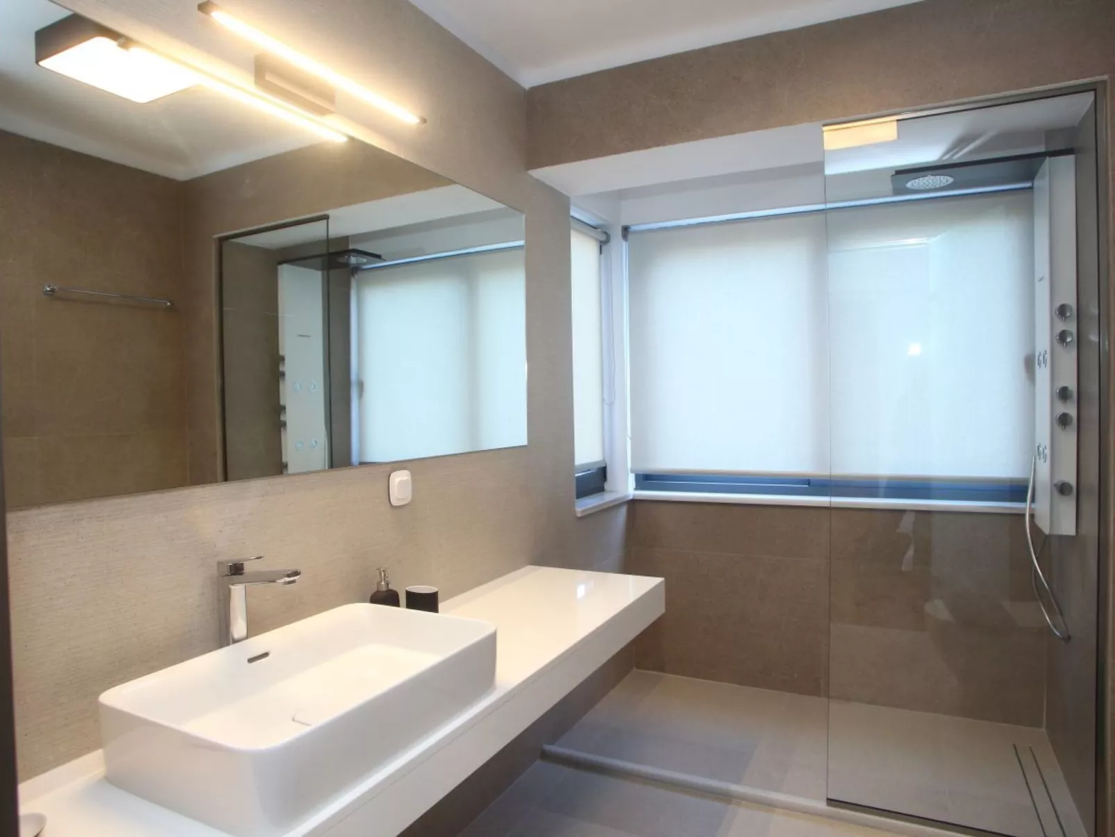 "Capro" mit Infinity-Pool - Inside