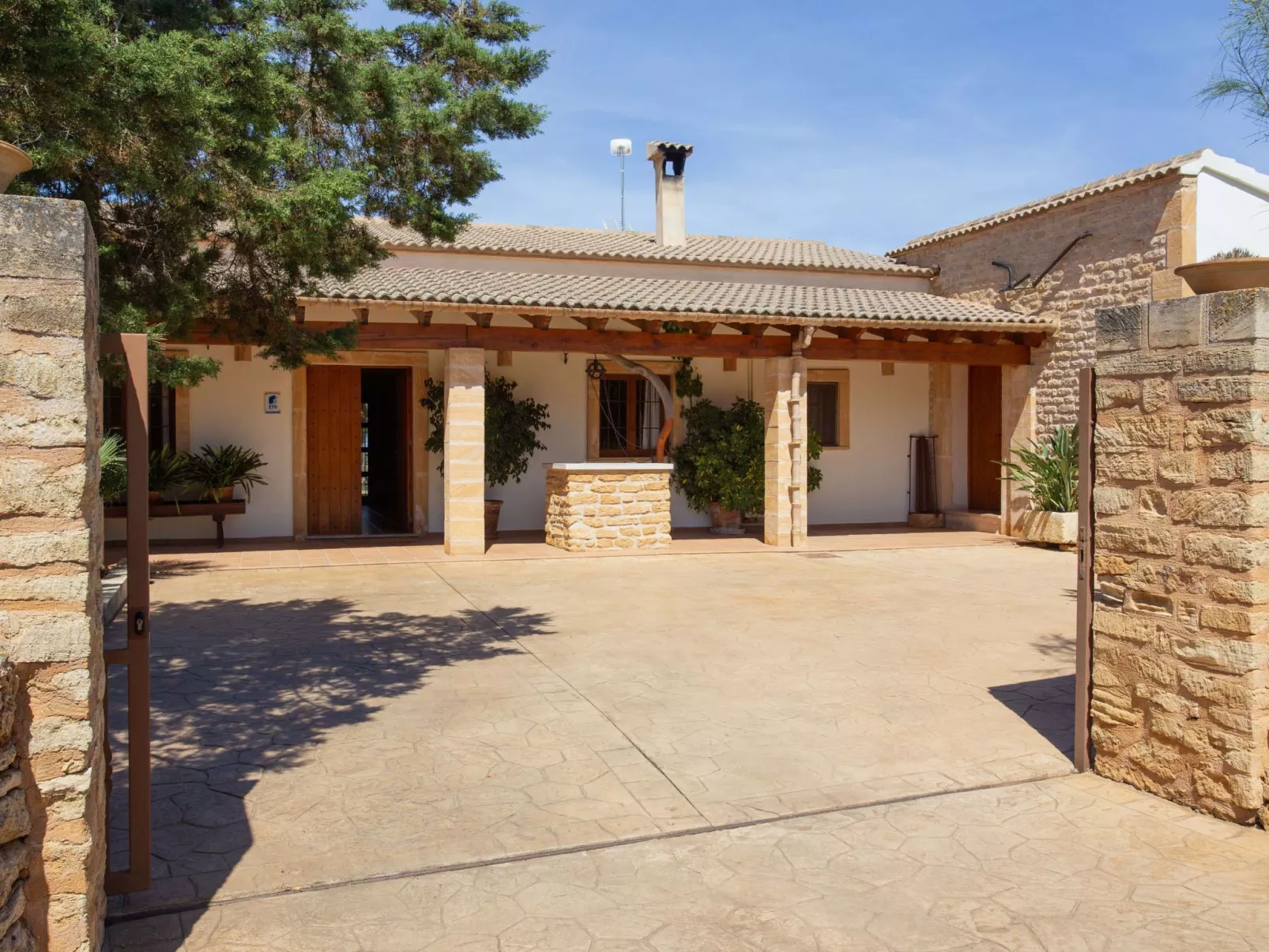 Ca na Ines - Outside