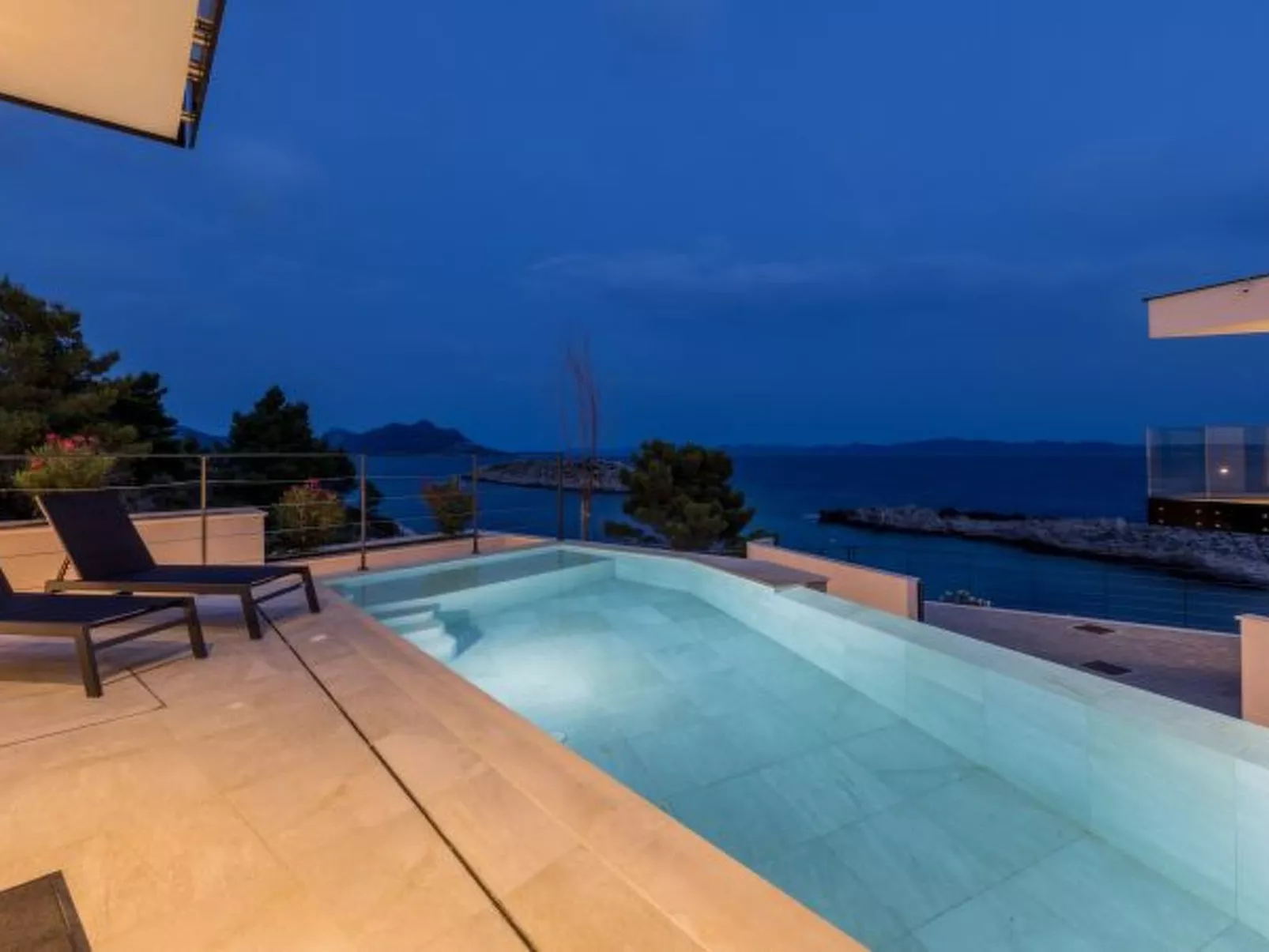 Beachfront villa Luce with seaview and pool - Dehors