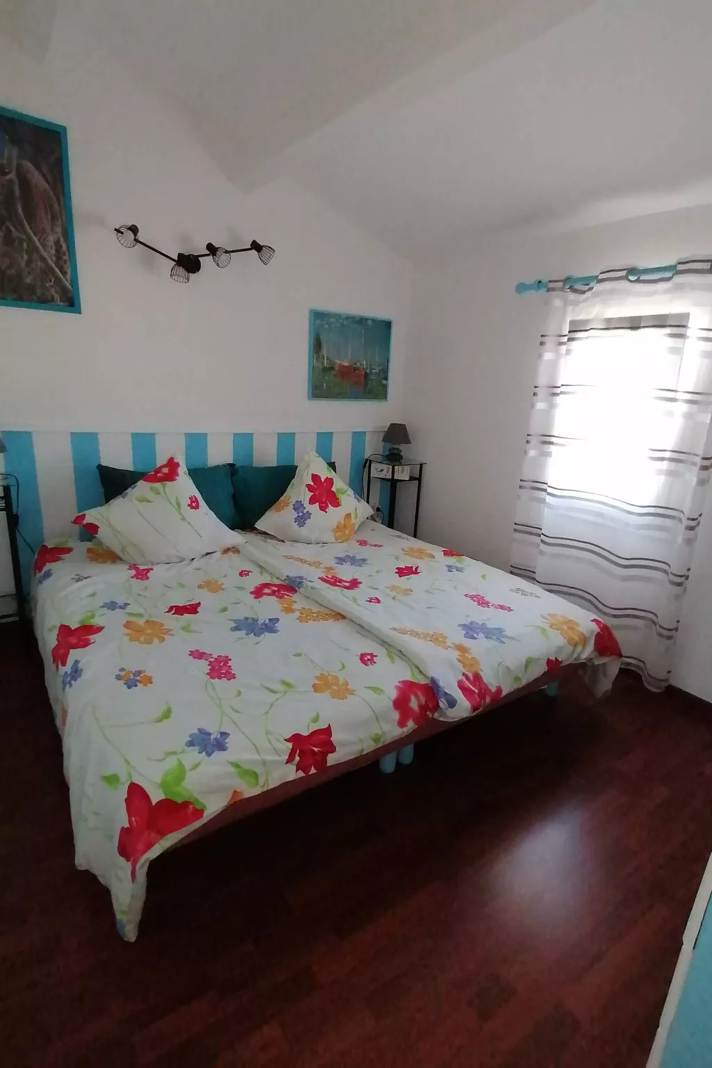 Maison Bleu - Inside