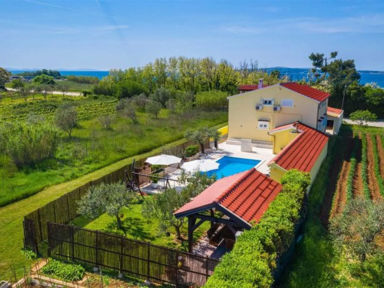 Apartment house Simoni with pool - Image-tags.info