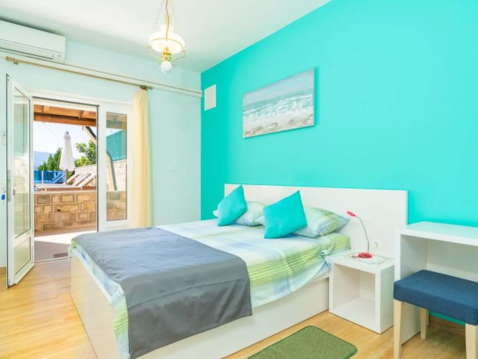 Beachfront Apartment house Hon with pool - Dedans