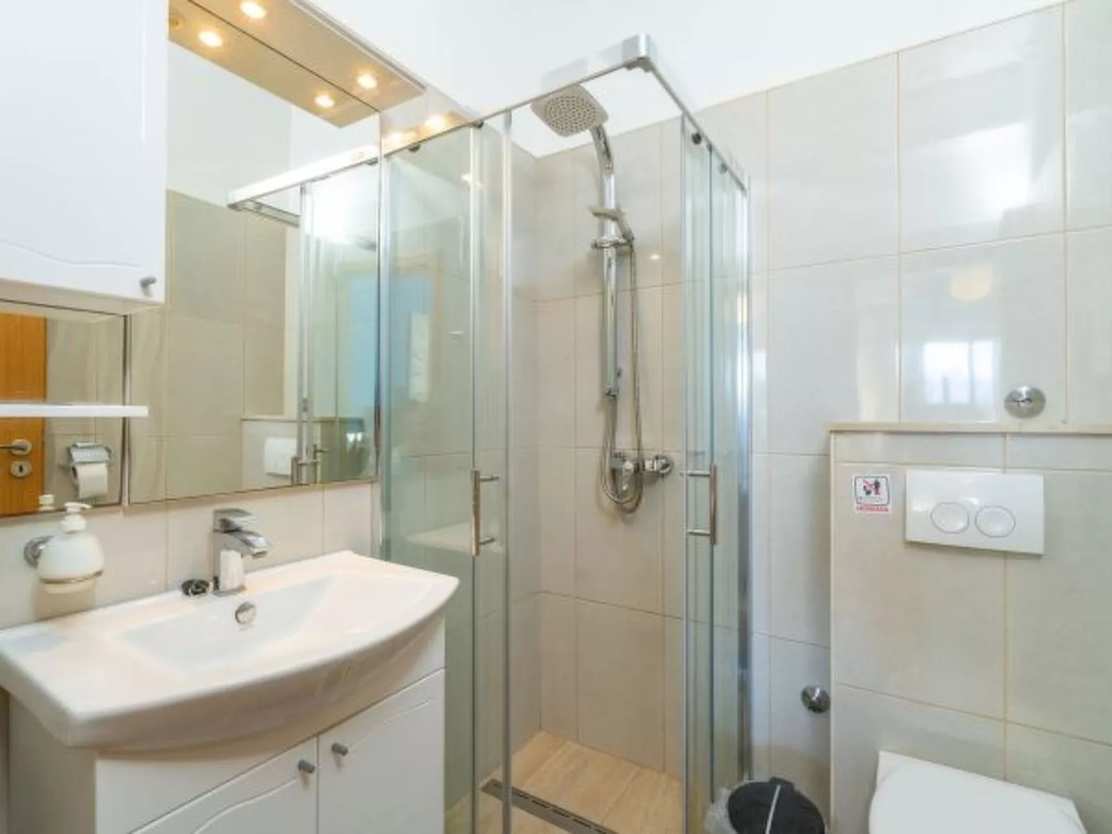 Beachfront Apartment house Hon with pool - Dedans