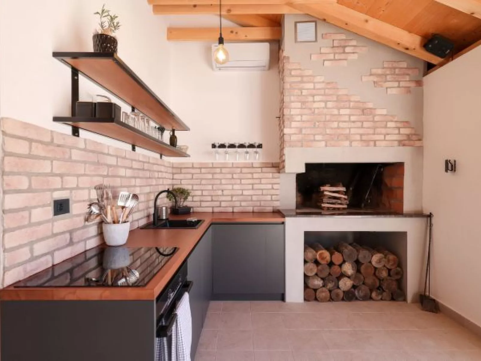 Villa Marta with heated pool and traditional taver - Image-tags.info