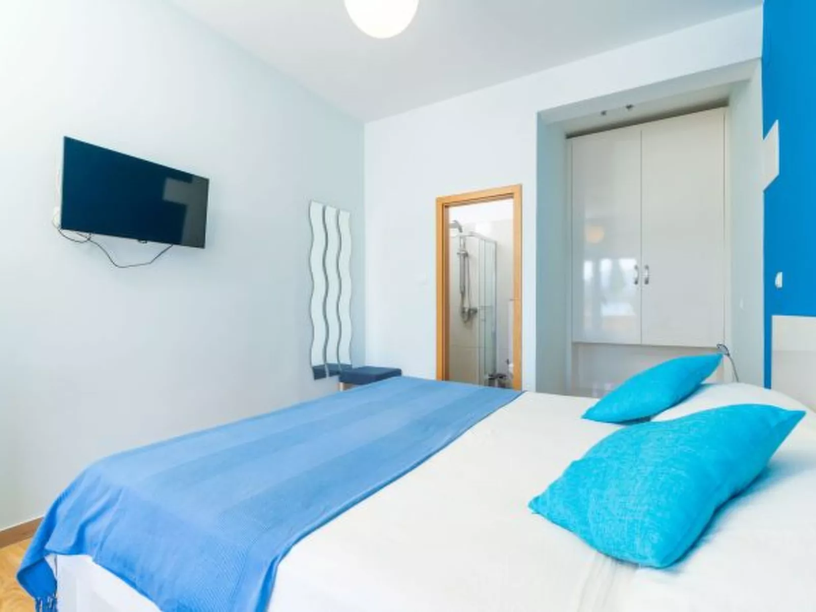 Beachfront Apartment house Hon with pool - Dedans