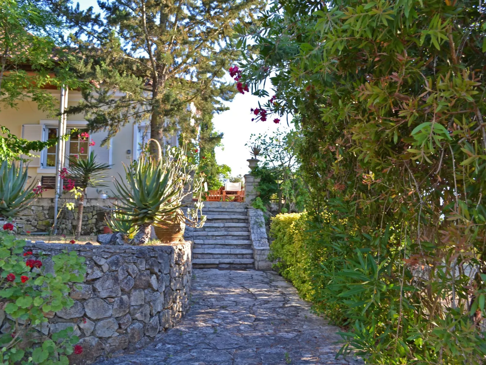 Anwesen mit Garten, Grill und Terrasse - Draußen