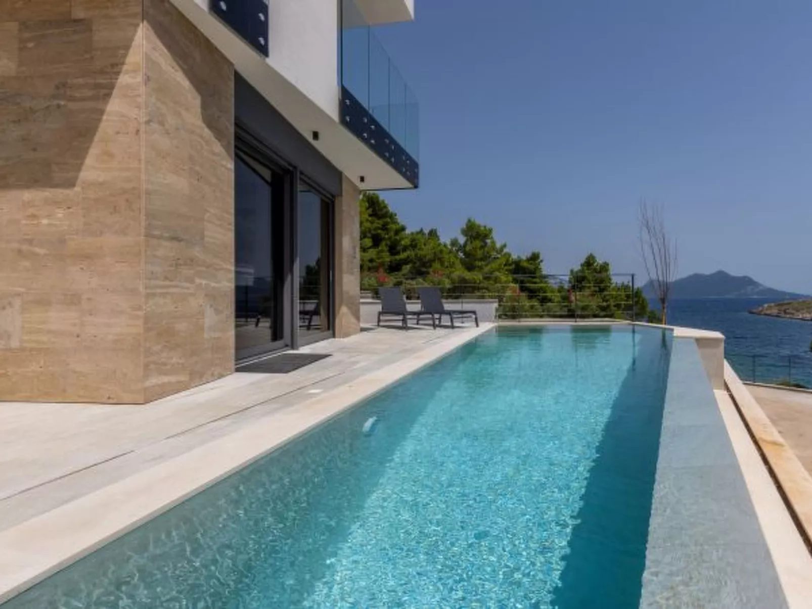 Beachfront villa Luce with seaview and pool - Dehors