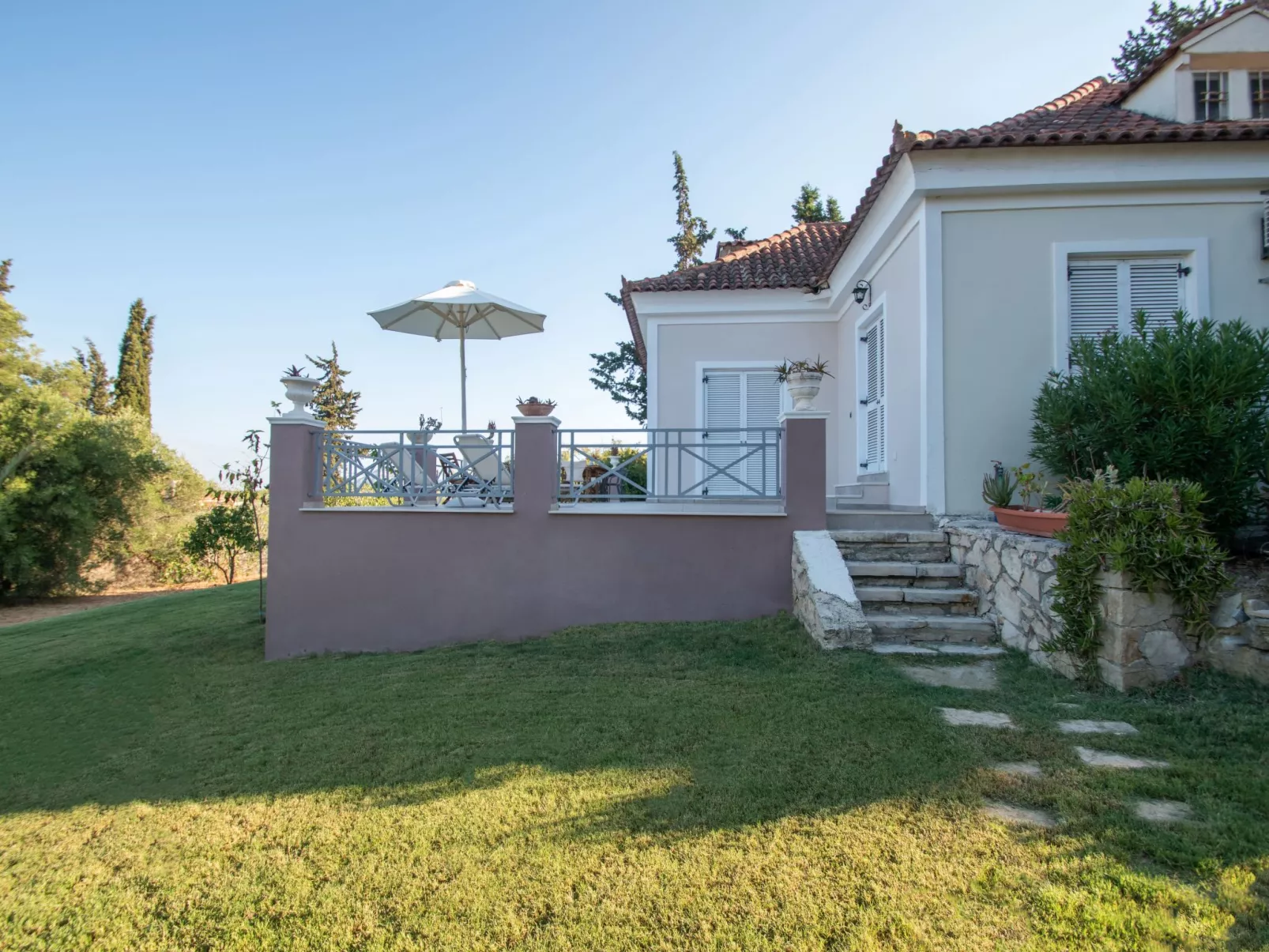 Anwesen mit Garten, Grill und Terrasse - Draußen