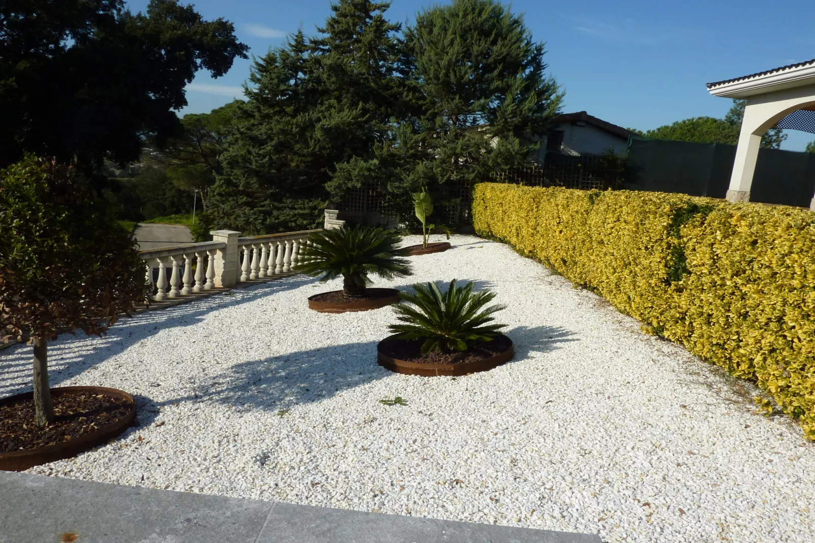Vivalidays Villa Kiros - Gardens in summer