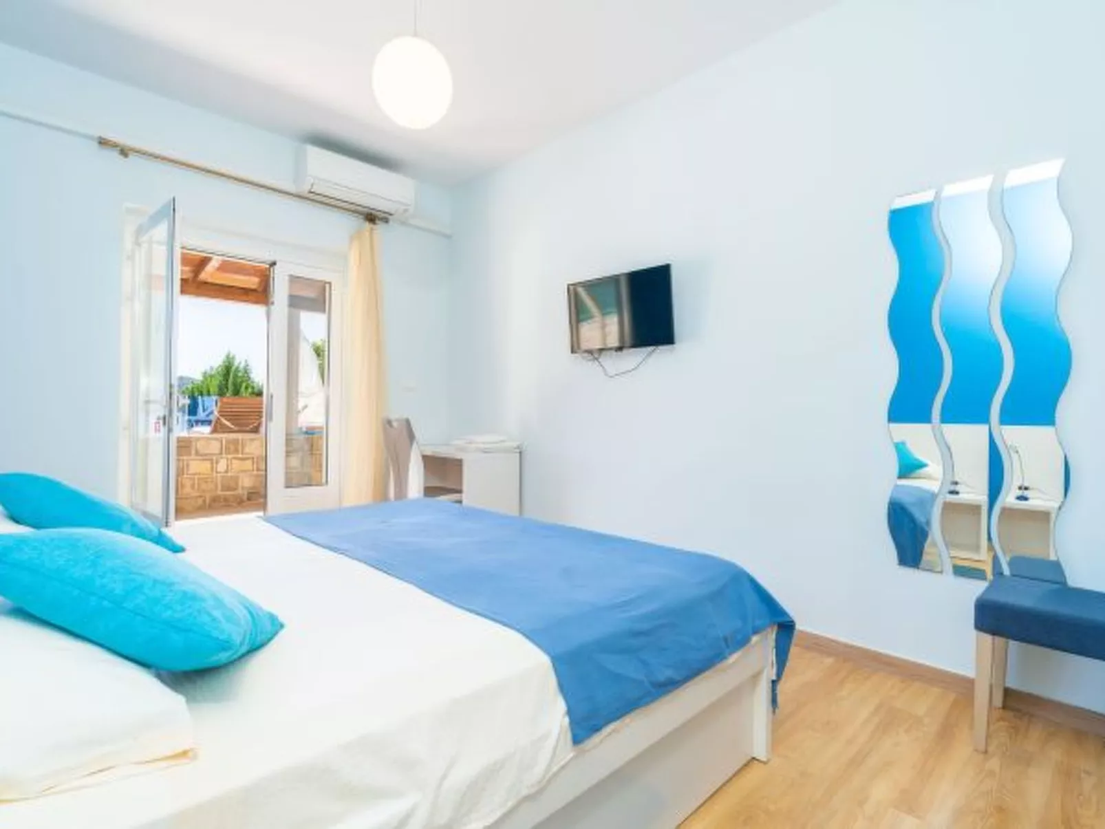 Beachfront Apartment house Hon with pool - Dedans