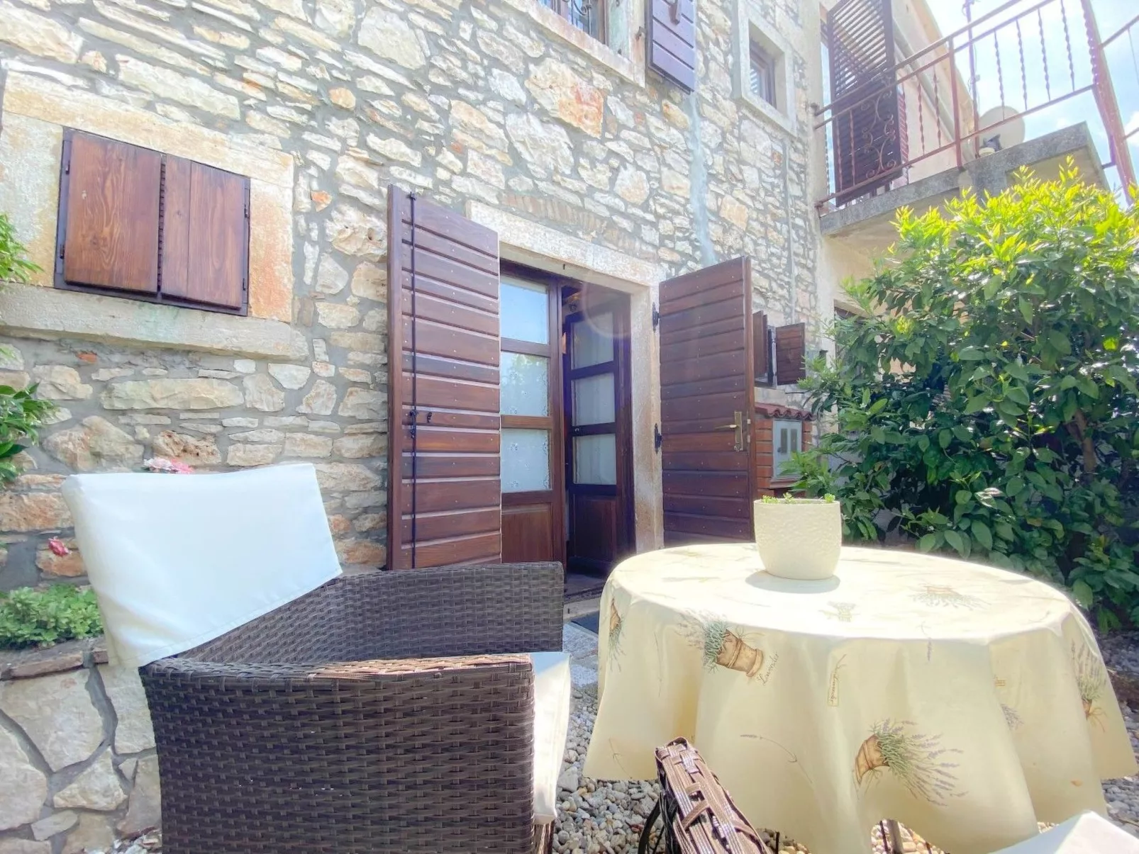 Für 2 Personen ca. 30 m&sup2; in Novigrad, Adriaküste Kroatien (Westküste von I - Draußen