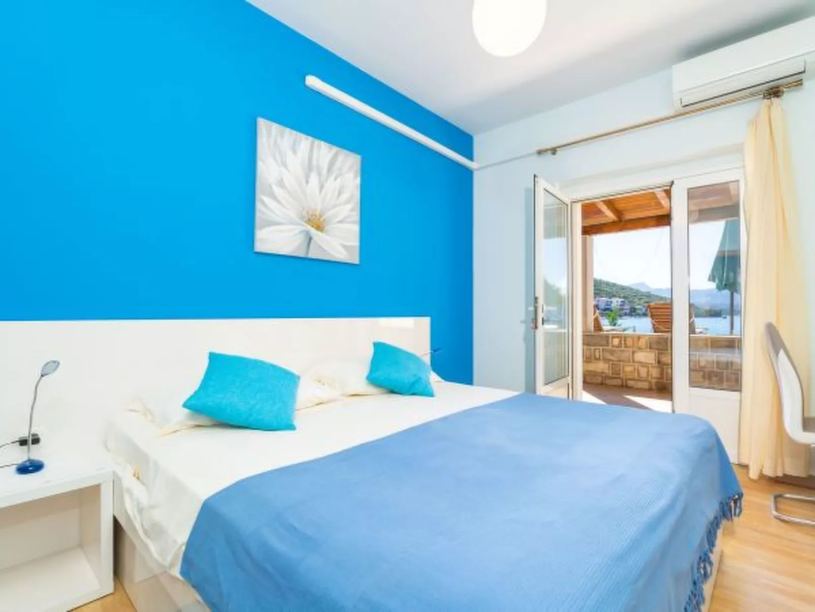 Beachfront Apartment house Hon with pool - Dedans