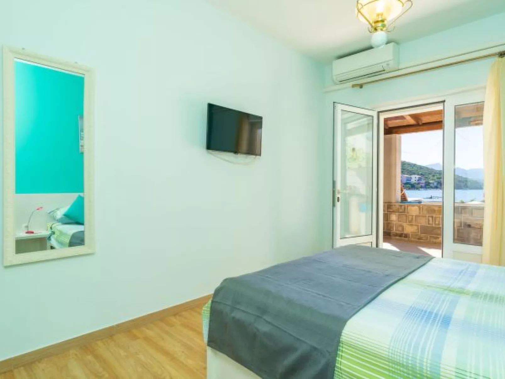 Beachfront Apartment house Hon with pool - Dedans