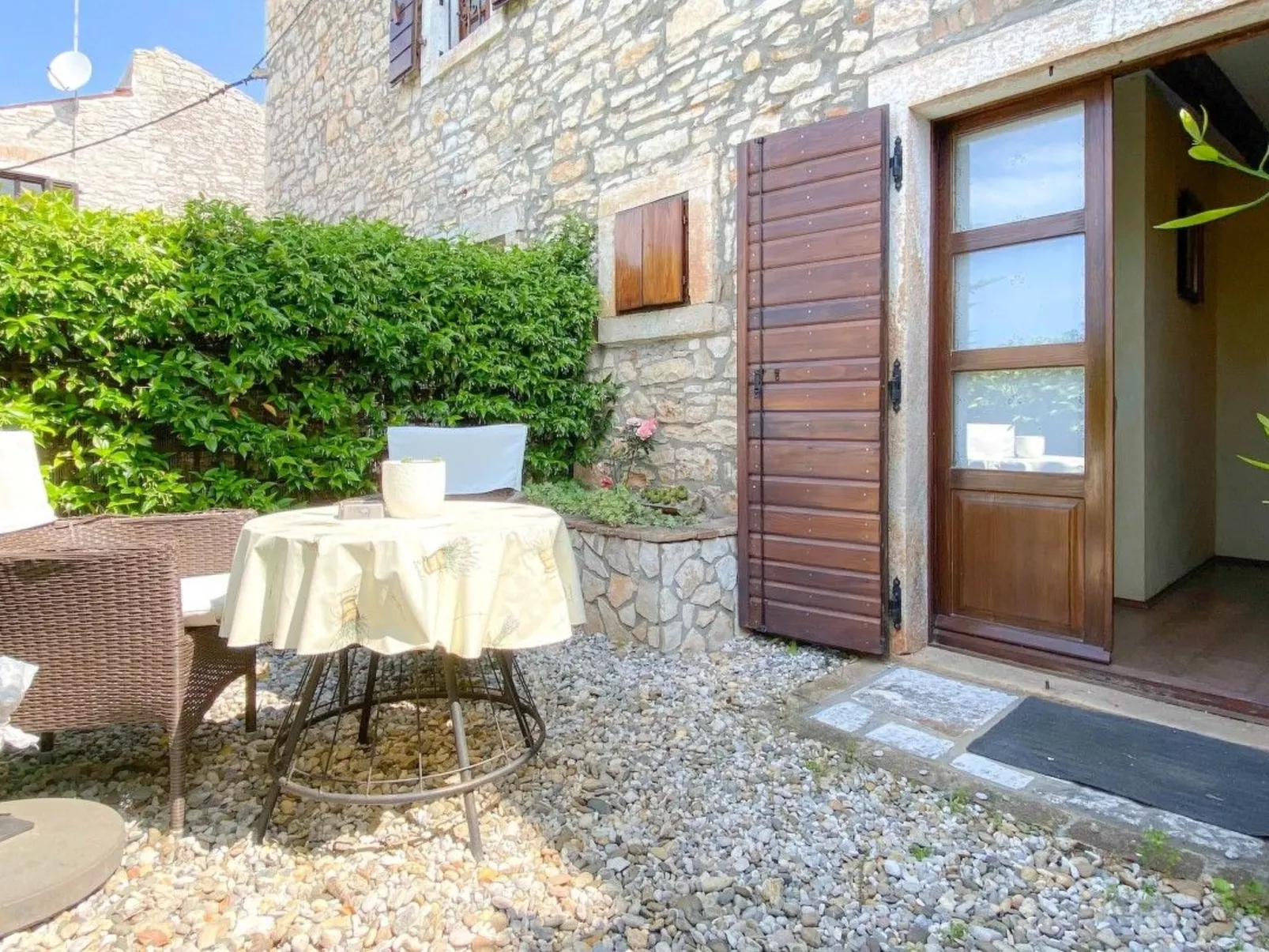 Für 2 Personen ca. 30 m&sup2; in Novigrad, Adriaküste Kroatien (Westküste von I - Draußen