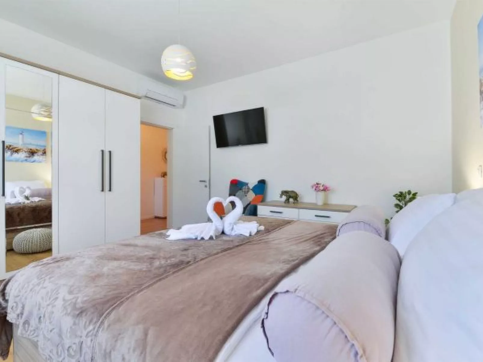 Villa First Hill with heated pool - Image-tags.info