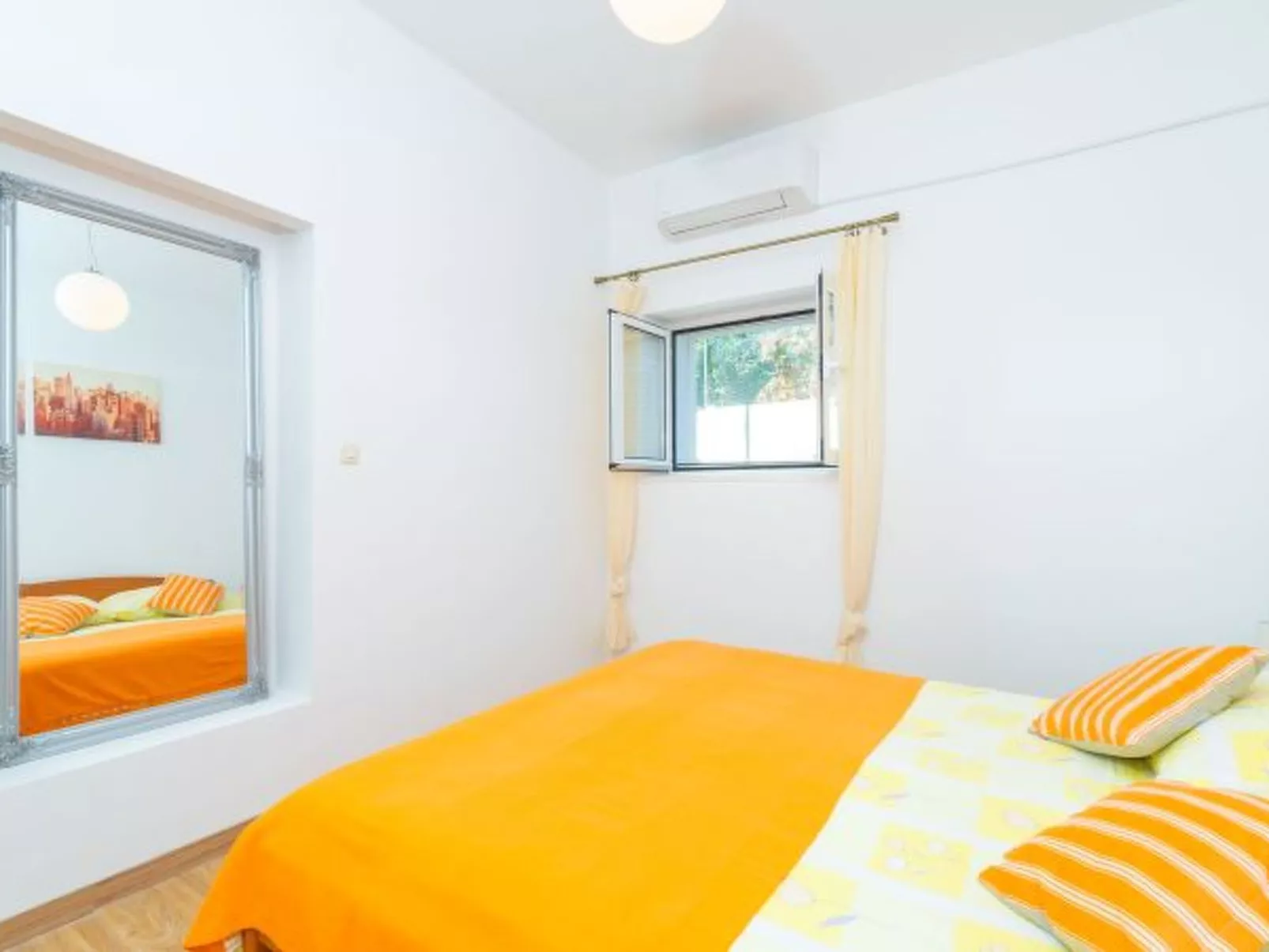 Beachfront Apartment house Hon with pool - Dedans