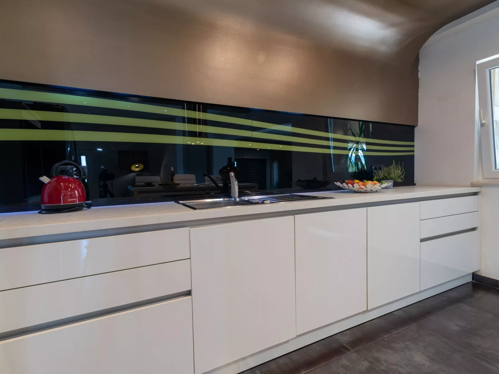 Modernes Apartment mit Gartennutzung, einer groß - Image-tags.info