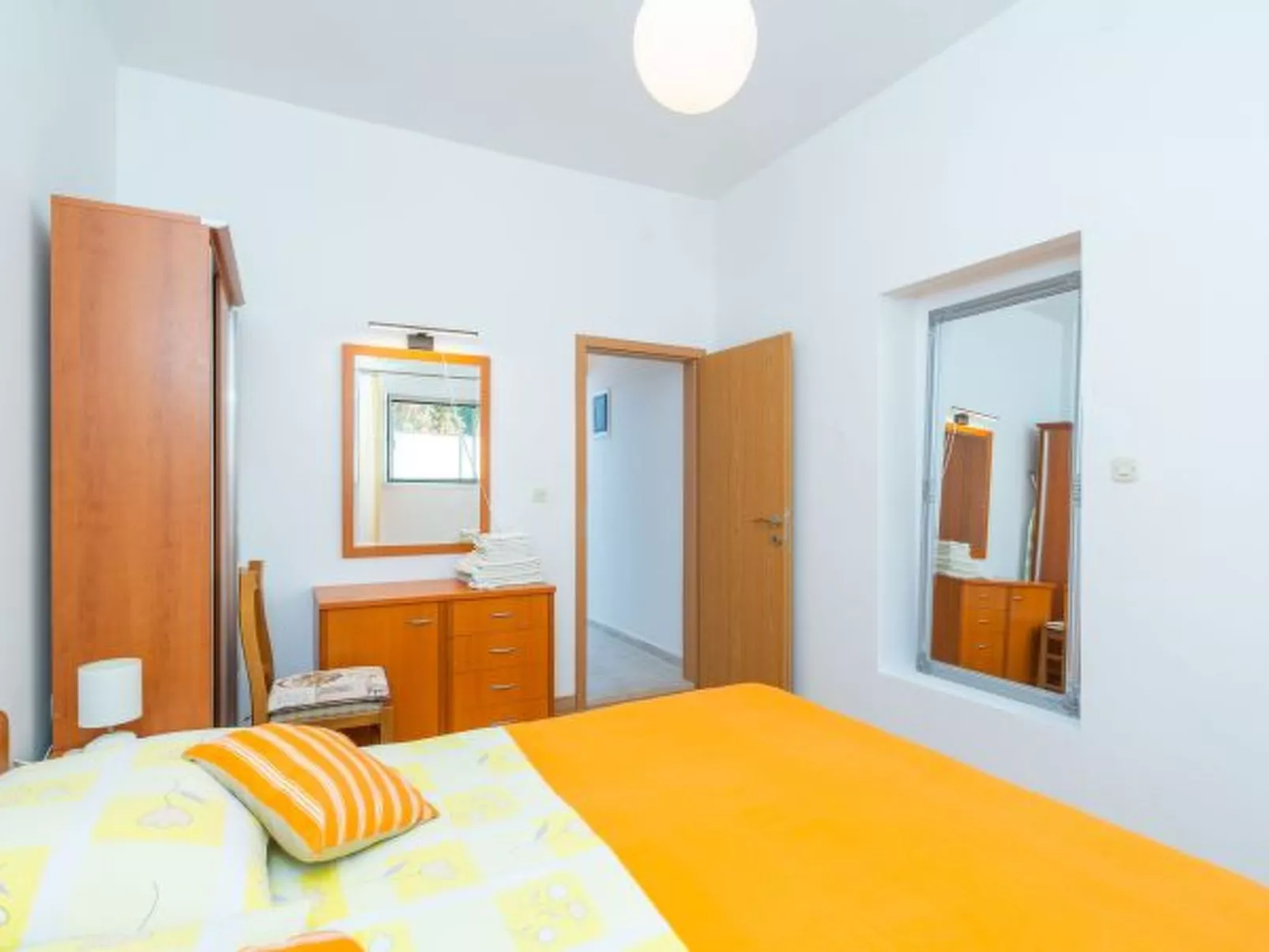 Beachfront Apartment house Hon with pool - Dedans