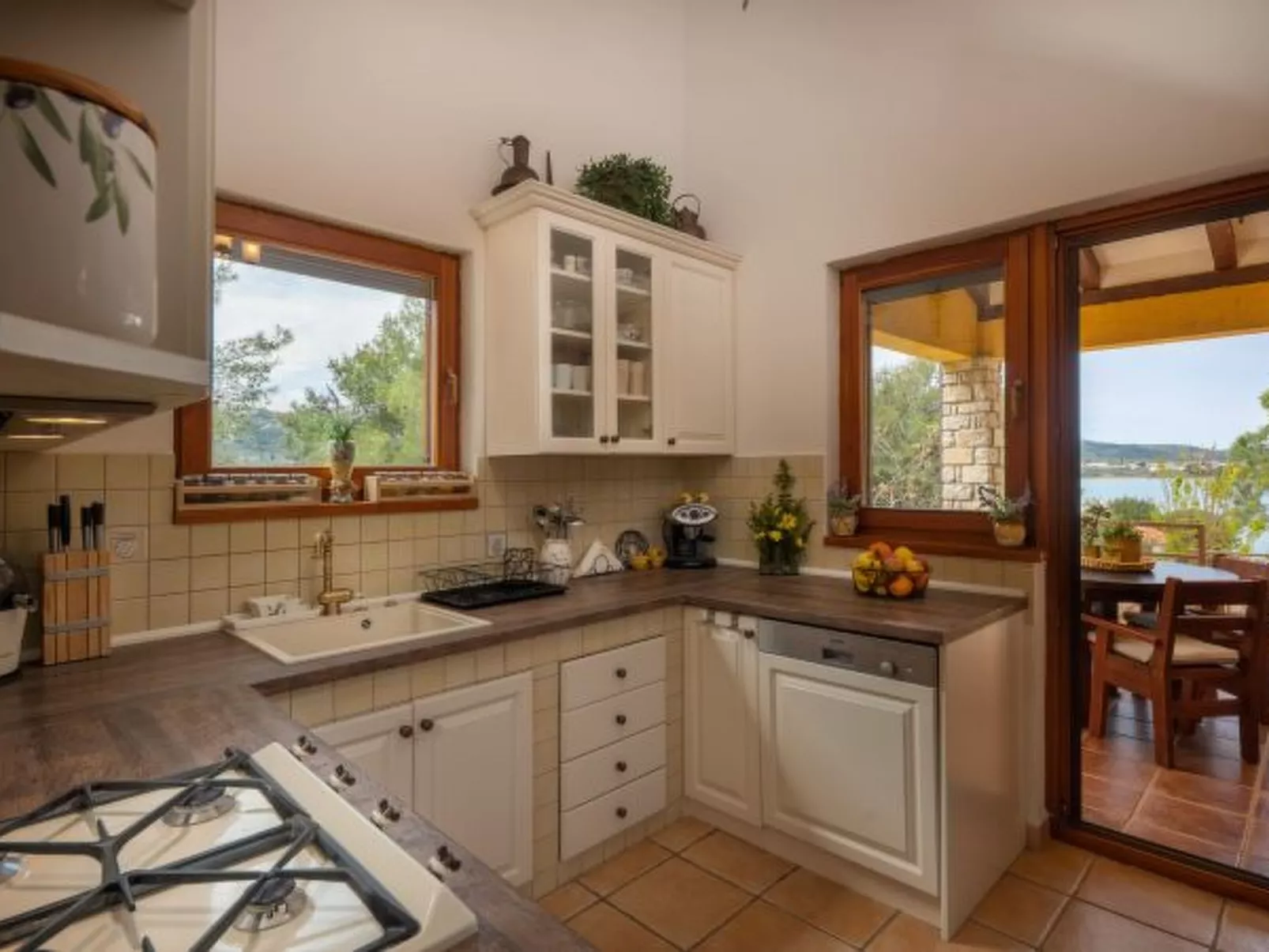 Villa Barotul with pool - Image-tags.info