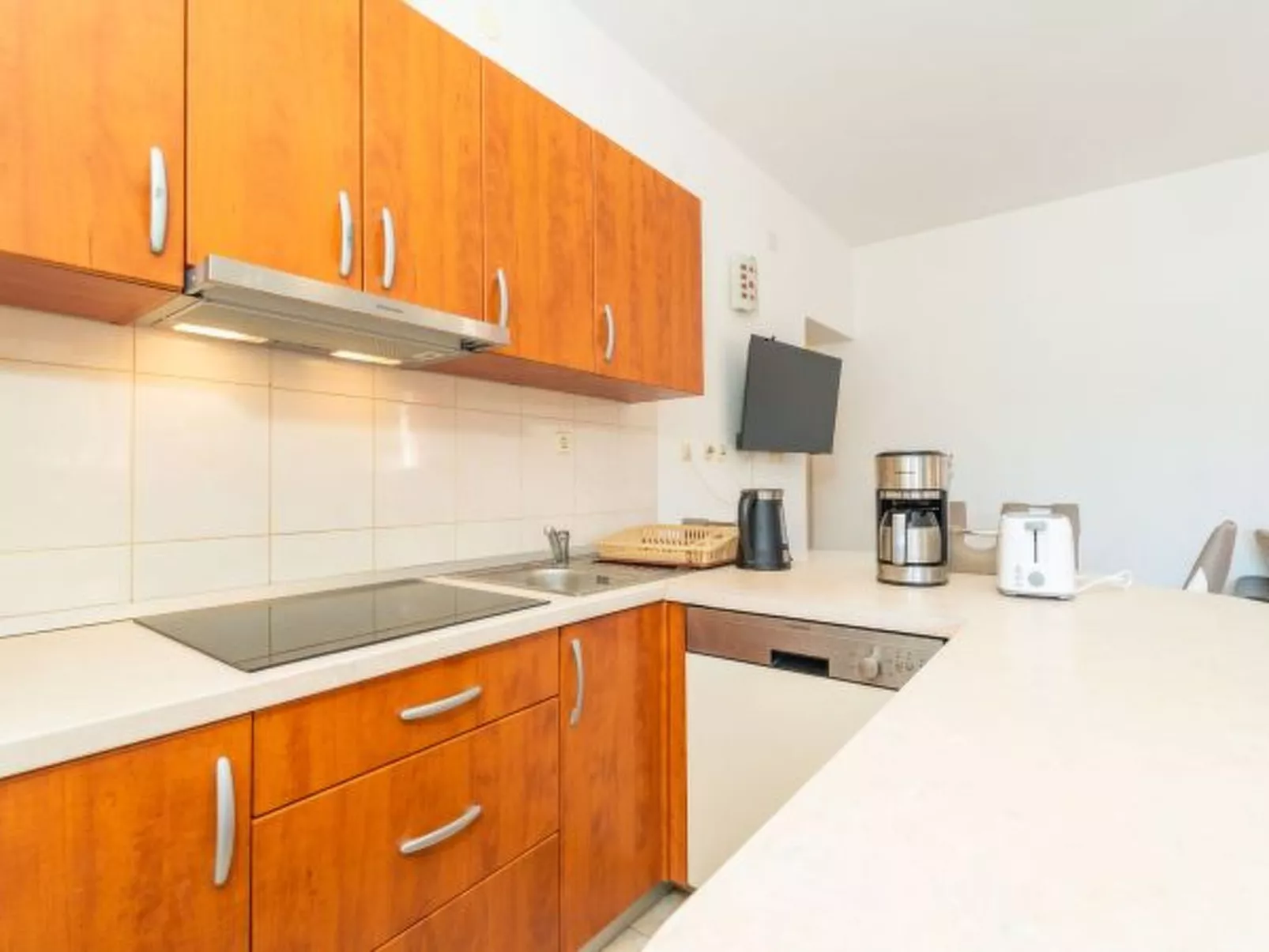 Beachfront Apartment house Hon with pool - Dedans