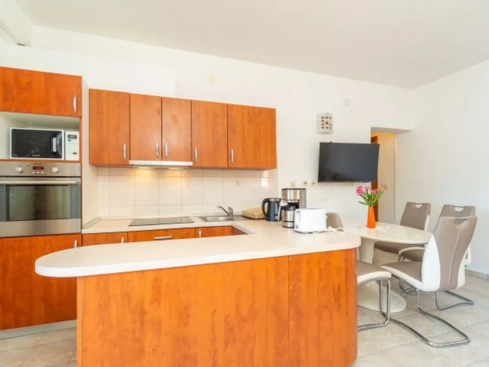 Beachfront Apartment house Hon with pool - Dedans